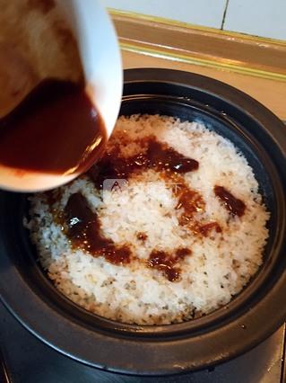 <a href=/shicai/rouqin/XiangChang/index.html target=_blank><u>香肠</u></a><a href=/shicai/rouqin/PeiGen/index.html target=_blank><u>培根</u></a>煲仔饭