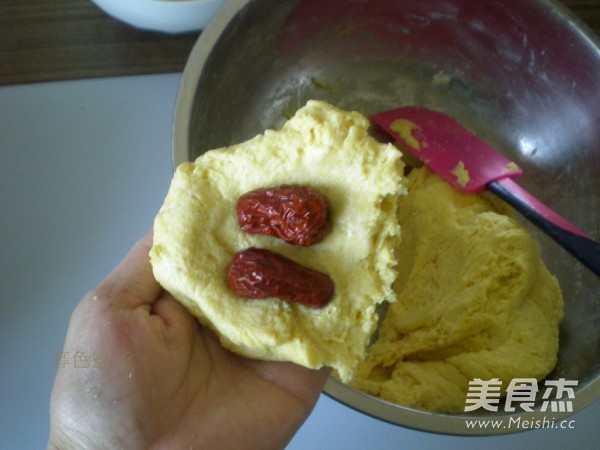 <a href=/shicai/mimian/YuMiMian/index.html target=_blank><u><a href=/shicai/mimian/YuMi/index.html target=_blank><u>玉米</u></a>面</u></a><a href=/shicai/guopin/Zao/index.html target=_blank><u>枣</u></a>馍馍的做法