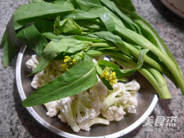 <a href=/shicai/shucai/YouCai/index.html target=_blank><u>油菜</u></a>蕻炒<a href=/shicai/shucai/HuaCai/index.html target=_blank><u>花菜</u></a>的做法