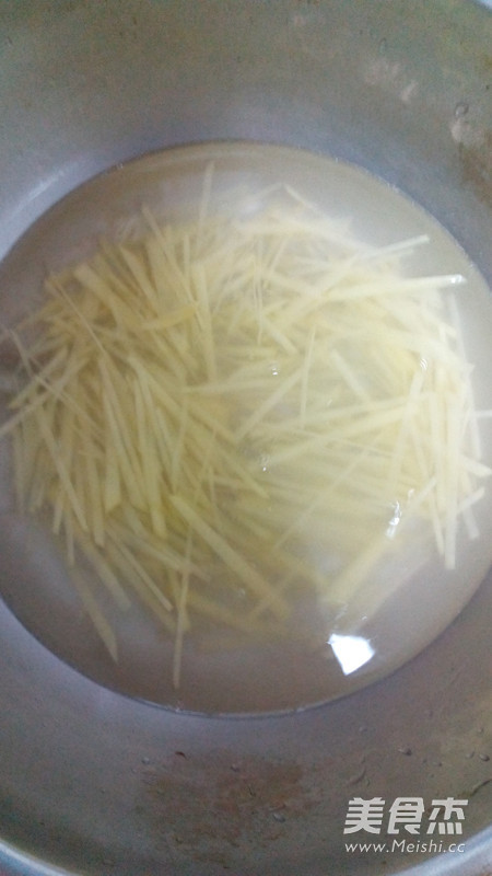 <a href=/shicai/mimian/HongDou/index.html target=_blank><u>红豆</u></a>小<a href=/shicai/mimian/MiFan/index.html target=_blank><u>米饭</u></a>&酸辣<a href=/shicai/shucai/TuDou/index.html target=_blank><u>土豆</u></a>丝的做法