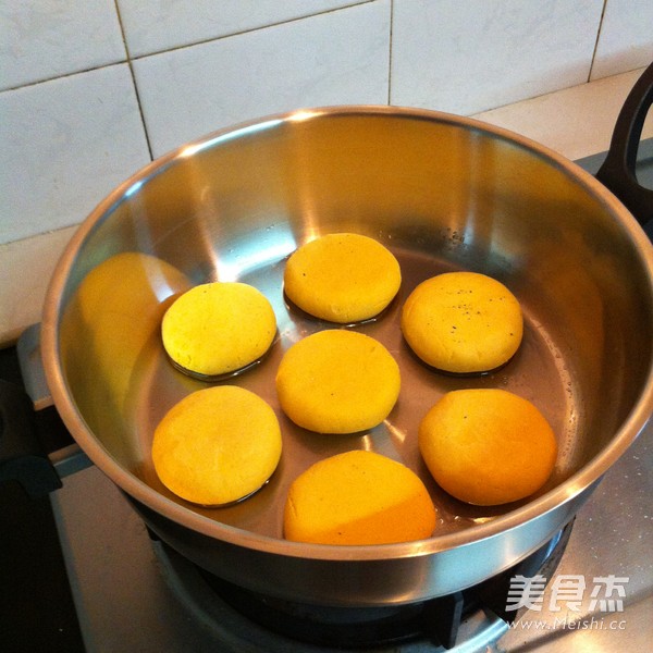 <a href=/shicai/guopin/ZhiMa/index.html target=_blank><u>芝麻</u></a><a href=/shicai/shucai/NanGua/index.html target=_blank><u>南瓜</u></a>饼的做法