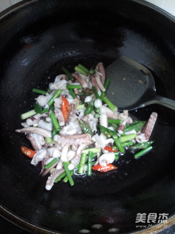 孜然辣炒<a href=/shicai/shuichanpin/YouYu/index.html target=_blank><u>鱿鱼</u></a>须的做法