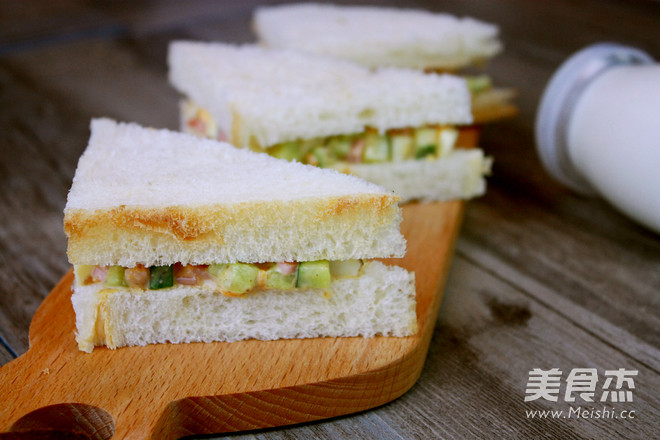 快手早餐——<a href=/shicai/rouqin/JiDan/index.html target=_blank><u>鸡蛋</u></a>三明治的做法