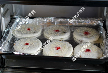 <a href=/shicai/guopin/ZhiMa/index.html target=_blank><u>芝麻</u></a>玫瑰饼步骤11