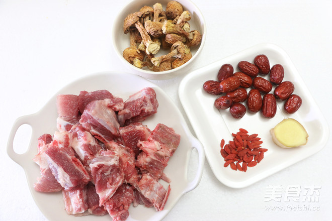 松茸菌<a href=/shicai/rouqin/PaiGu/index.html target=_blank><u>排骨</u></a>汤的做法