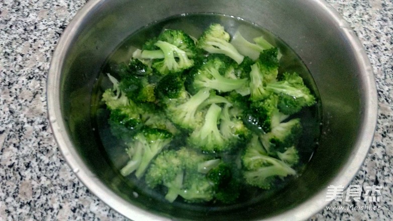 肉炒<a href=/shicai/shucai/XiLanHua/index.html target=_blank><u>西兰花</u></a>的做法