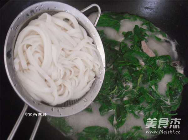 <a href=/shicai/guopin/GouQi/index.html target=_blank><u>枸杞</u></a>叶猪杂汤<a href=/shicai/mimian/HeFen/index.html target=_blank><u>河粉</u></a>的做法