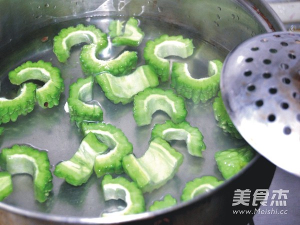 红<a href=/shicai/guopin/Zao/index.html target=_blank><u>枣</u></a><a href=/shicai/shucai/XieWeiGu/index.html target=_blank><u>蟹味菇</u></a><a href=/shicai/rouqin/JiDan/index.html target=_blank><u>鸡蛋</u></a>伴<a href=/shicai/shucai/KuGua/index.html target=_blank><u>苦瓜</u></a>的做法