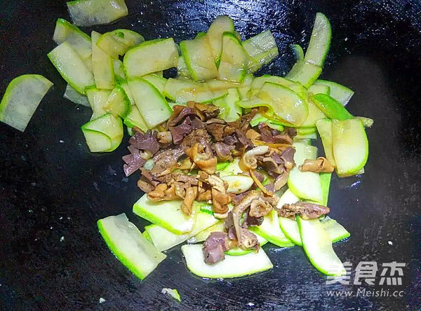<a href=/shicai/rouqin/JiZhen/index.html target=_blank><u>鸡胗</u></a>炒<a href=/shicai/shucai/XiHuLu/index.html target=_blank><u>西葫芦</u></a>的做法