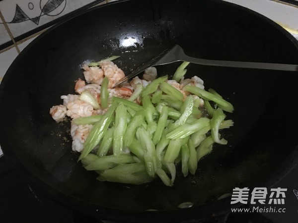 #恒大兴安#<a href=/shicai/shucai/XiQin/index.html target=_blank><u>西芹</u></a>炒虾仁的做法