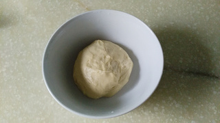 <a href=/shicai/mimian/NiuNai/index.html target=_blank><u>牛奶</u></a><a href=/shicai/guopin/XingRen/index.html target=_blank><u><a href=/shicai/guopin/Xing/index.html target=_blank><u>杏</u></a>仁</u></a>花环<a href=/shicai/mimian/MianBao/index.html target=_blank><u>面包</u></a>