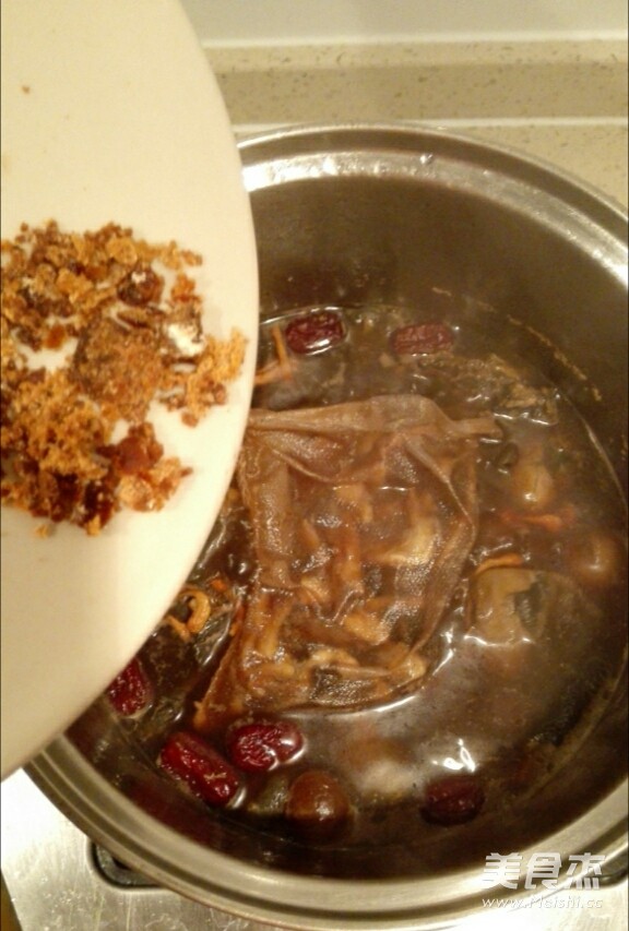 四物虫草<a href=/shicai/rouqin/WuJi/index.html target=_blank><u>乌鸡</u></a>汤的做法