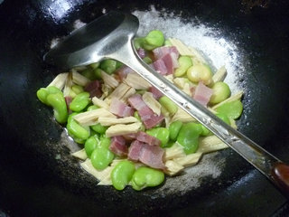 风干肉<a href=/shicai/mimian/FuZhu/index.html target=_blank><u>腐竹</u></a>炒<a href=/shicai/shucai/CanDou/index.html target=_blank><u>蚕豆</u></a>