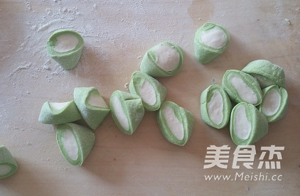 翡翠<a href=/shicai/shucai/BaiCai/index.html target=_blank><u>白菜</u></a>蒸饺的做法