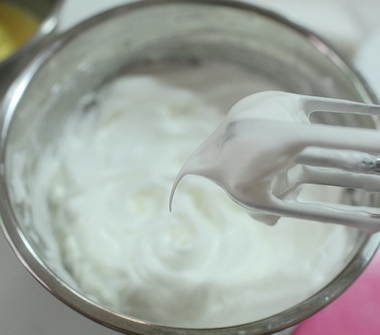 虎<a href=/shicai/rouqin/PiDan/index.html target=_blank><u>皮蛋</u></a>糕卷步骤6