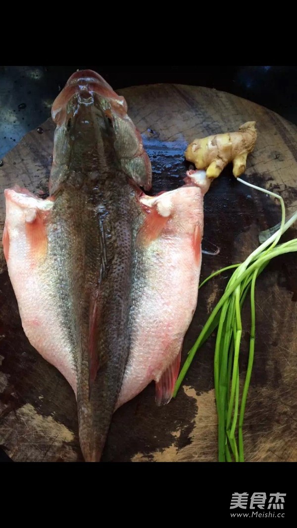 清蒸<a href=/shicai/shuichanpin/LuYu/index.html target=_blank><u>鲈鱼</u></a>的做法