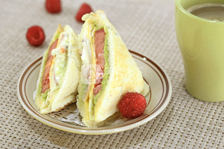 <a href=/shicai/guopin/NuiYouGuo/index.html target=_blank><u><a href=/shicai/guopin/NiuYouGuo/index.html target=_blank><u>牛油果</u></a></u></a>鲜虾三明治