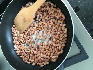 炒<a href=/shicai/guopin/HuaSheng/index.html target=_blank><u>花生</u></a>米