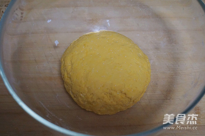 黄金<a href=/shicai/shucai/HeYe/index.html target=_blank><u>荷叶</u></a>饼的做法