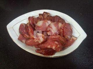 麻辣<a href=/shicai/rouqin/XiangChang/index.html target=_blank><u>香肠</u></a>炒<a href=/shicai/shucai/JiuCai/index.html target=_blank><u>韭菜</u></a>