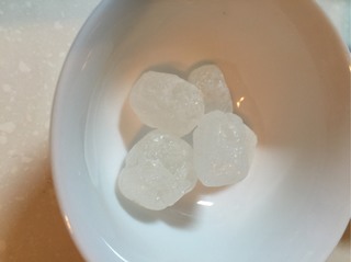 冰糖<a href=/shicai/shucai/BaiHe/index.html target=_blank><u>百合</u></a><a href=/shicai/yaoshi/YaWo/index.html target=_blank><u>燕窝</u></a>