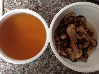 松茸<a href=/shicai/rouqin/LongGu/index.html target=_blank><u>龙骨</u></a>汤
