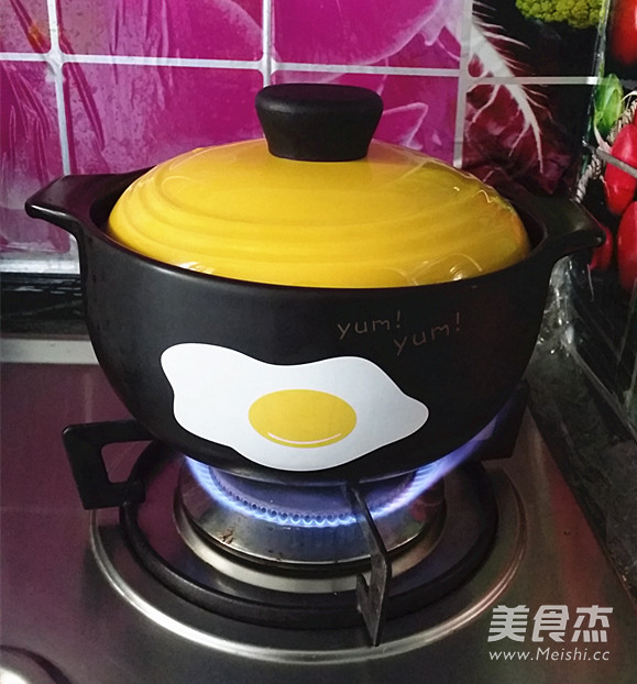 <a href=/shicai/shucai/XiangGu/index.html target=_blank><u>香菇</u></a>黑椒酸辣汤的做法