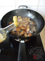 家常<a href=/shicai/shucai/SuanTai/index.html target=_blank><u>蒜薹</u></a>烧<a href=/shicai/shuichanpin/BoYu/index.html target=_blank><u>鲅鱼</u></a>步骤9