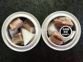 秋季减肥正当时养颜瘦身的<a href=/shicai/shucai/BaiLuoBo/index.html target=_blank><u>白<a href=/shicai/shucai/LuoBo/index.html target=_blank><u>萝卜</u></a></u></a><a href=/shicai/rouqin/PaiGu/index.html target=_blank><u>排骨</u></a>汤