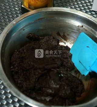 松露黑<a href=/shicai/mimian/QiaoKeLi/index.html target=_blank><u>巧克力</u></a>纸杯蛋糕