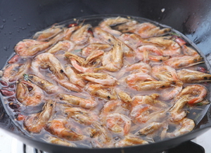 糖<a href=/shicai/diaoweipin/Cu/index.html target=_blank><u>醋</u></a>虾干步骤2