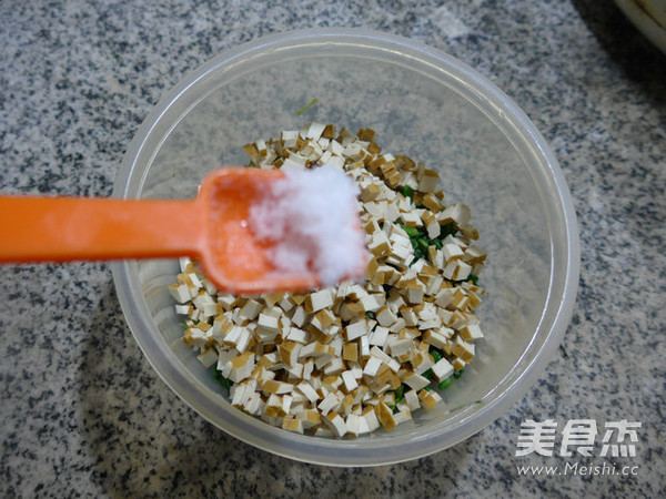 <a href=/shicai/mimian/XiangGan/index.html target=_blank><u>香干</u></a>蒿菜馅春卷的做法