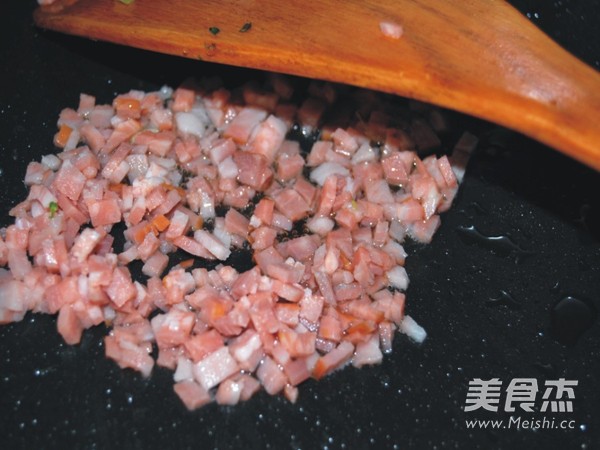 心形<a href=/shicai/shucai/JiuHuang/index.html target=_blank><u>韭黄</u></a>盒子的做法