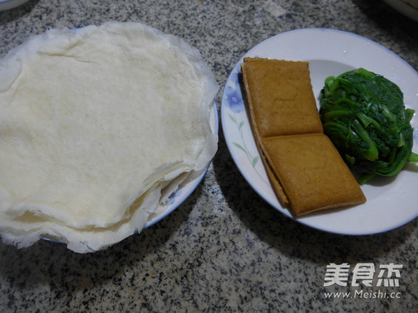 <a href=/shicai/mimian/XiangGan/index.html target=_blank><u>香干</u></a>蒿菜馅春卷的做法