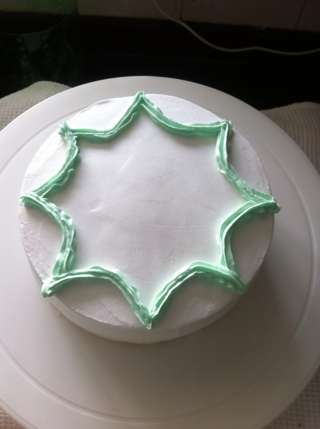 <a href=/shicai/guopin/CaoMei/index.html target=_blank><u>草莓</u></a>夹心<a href=/shicai/mimian/NaiYou/index.html target=_blank><u>奶油</u></a>蛋糕