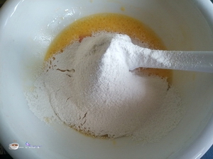 (3<a href=/shicai/guopin/ManYueMei/index.html target=_blank><u>蔓越莓</u></a><a href=zt/qifengdg target=_blank><u>戚风蛋糕</u></a>步骤3