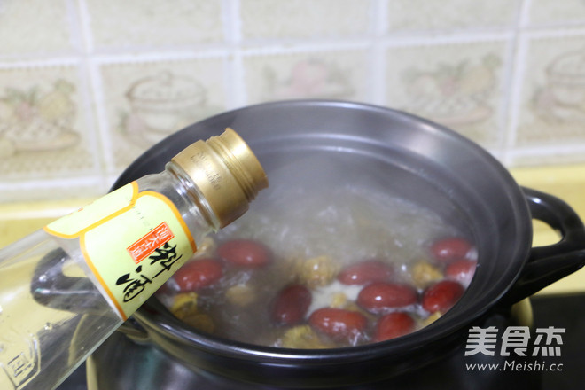 松茸菌<a href=/shicai/rouqin/PaiGu/index.html target=_blank><u>排骨</u></a>汤的做法