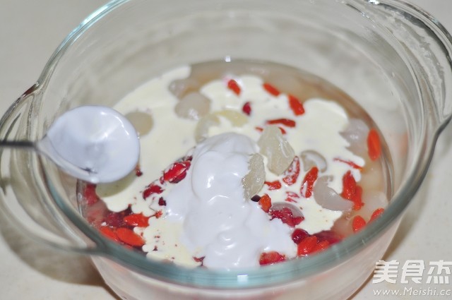 <a href=/shicai/guopin/GuiYuan/index.html target=_blank><u>桂圆</u></a><a href=/shicai/guopin/ManYueMei/index.html target=_blank><u>蔓越莓</u></a>甜心奶露的做法