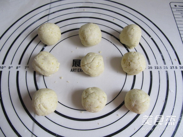 <a href=/shicai/shucai/HongShu/index.html target=_blank><u>红薯</u></a><a href=/shicai/mimian/NuoMi/index.html target=_blank><u>糯米</u></a>饼的做法