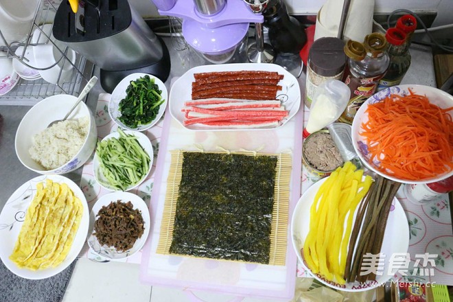 特色<a href=/shicai/shuichanpin/ZiCai/index.html target=_blank><u>紫菜</u></a>包饭的做法