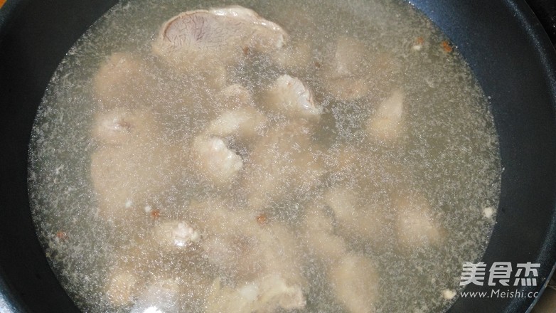 <a href=/shicai/rouqin/YangRou/index.html target=_blank><u>羊肉</u></a>煲的做法