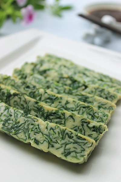 翡翠<a href=/shicai/shucai/BoCai/index.html target=_blank><u>菠菜</u></a>蒸蛋的做法