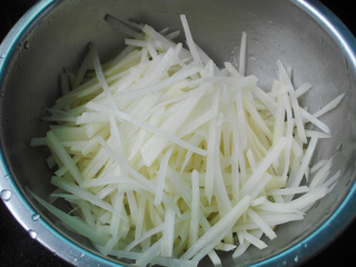 椒香<a href=/shicai/shucai/TuDou/index.html target=_blank><u>土豆</u></a>丝