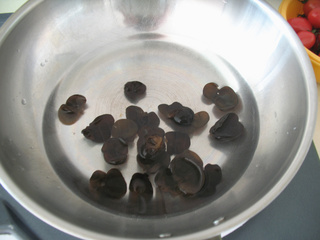 油<a href=/shicai/diaoweipin/Cu/index.html target=_blank><u>醋</u></a>汁<a href=/shicai/shucai/KuJu/index.html target=_blank><u>苦菊</u></a>沙拉