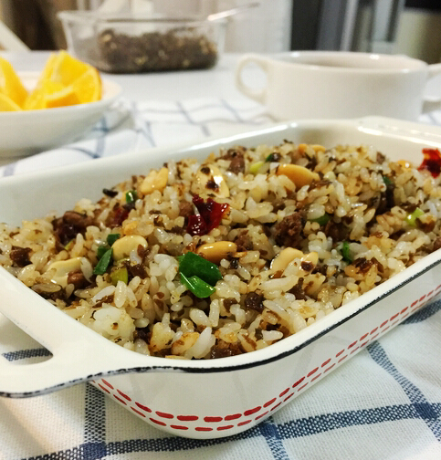 <a href=/shicai/shucai/YaCai/index.html target=_blank><u>芽菜</u></a><a href=/shicai/guopin/HuaSheng/index.html target=_blank><u>花生</u></a>肉碎炒饭