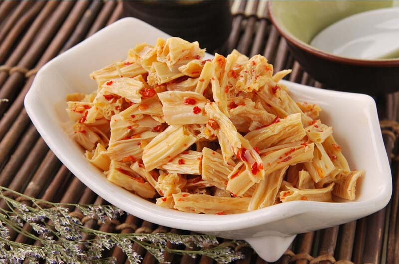 凉拌<a href=/shicai/mimian/FuZhu/index.html target=_blank><u>腐竹</u></a>的做法2