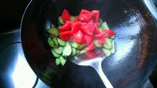 <a href=/shicai/shucai/HuangGua/index.html target=_blank><u>黄瓜</u></a><a href=/shicai/shucai/XiHongShi/index.html target=_blank><u>西红柿</u></a>炒蛋