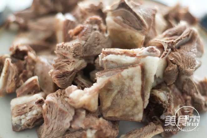 清炖<a href=/shicai/rouqin/YangPai/index.html target=_blank><u>羊排</u></a><a href=/shicai/shucai/LuoBo/index.html target=_blank><u>萝卜</u></a>汤的做法