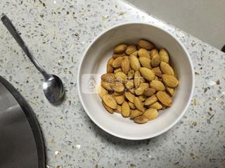 夹心<a href=/shicai/guopin/ZhiMa/index.html target=_blank><u>芝麻</u></a><a href=/shicai/yaoshi/EJiao/index.html target=_blank><u>阿胶</u></a><a href=/shicai/guopin/Zao/index.html target=_blank><u>枣</u></a>