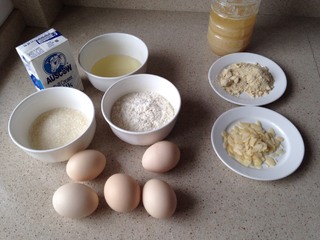 <a href=/shicai/guopin/XingRen/index.html target=_blank><u><a href=/shicai/guopin/Xing/index.html target=_blank><u>杏</u></a>仁</u></a><a href=/shicai/diaoweipin/FengMi/index.html target=_blank><u>蜂蜜</u></a><a href=zt/qifengdg target=_blank><u>戚风蛋糕</u></a>